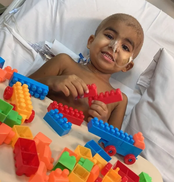 Raffael brincando com blocos de montar no leito do hospital